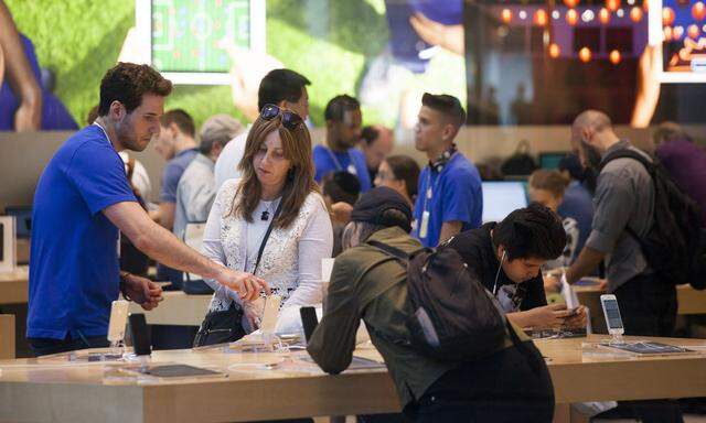 Consumers Shop At An Apple Inc. Store Ahead Of Earnings Figures