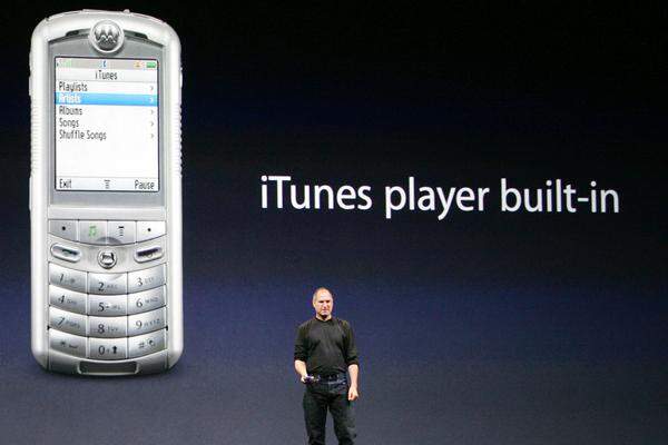 Ebenfalls 2005 stellte Jobs das erste Handy vor, das mit iTunes synchronisiert werden konnte. Dabei handelte es sich noch nicht um das iPhone, sondern ein Handy von Motorola, das ROKR, das 100 Lieder speichern konnte - damals eine kleine Sensation.