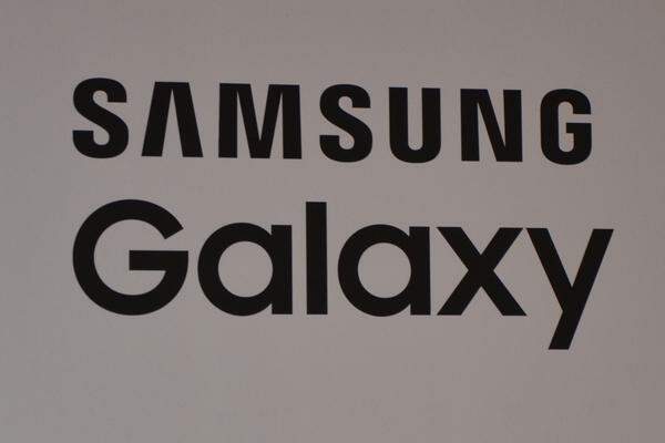 Lediglich mit den Preisen ist Samsung noch sparsam. Hierzu gibt es noch keine Informationen. Beide Geräte werden in einer 32- und 64-Gigabyte-Version auf den Markt kommen. Aufgrund des microSD-Slots hat man auf ein 128-Gigabyte-Modell verzichtet.