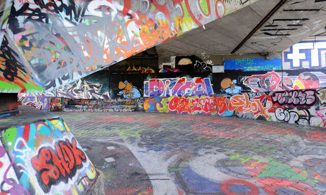 Thomas Fritz und Dilek Tasdemir haben Mehrsprachigkeit in der Stadt untersucht - und vieles gefunden. Auf Schildern, Pickerln und Grafffitis.