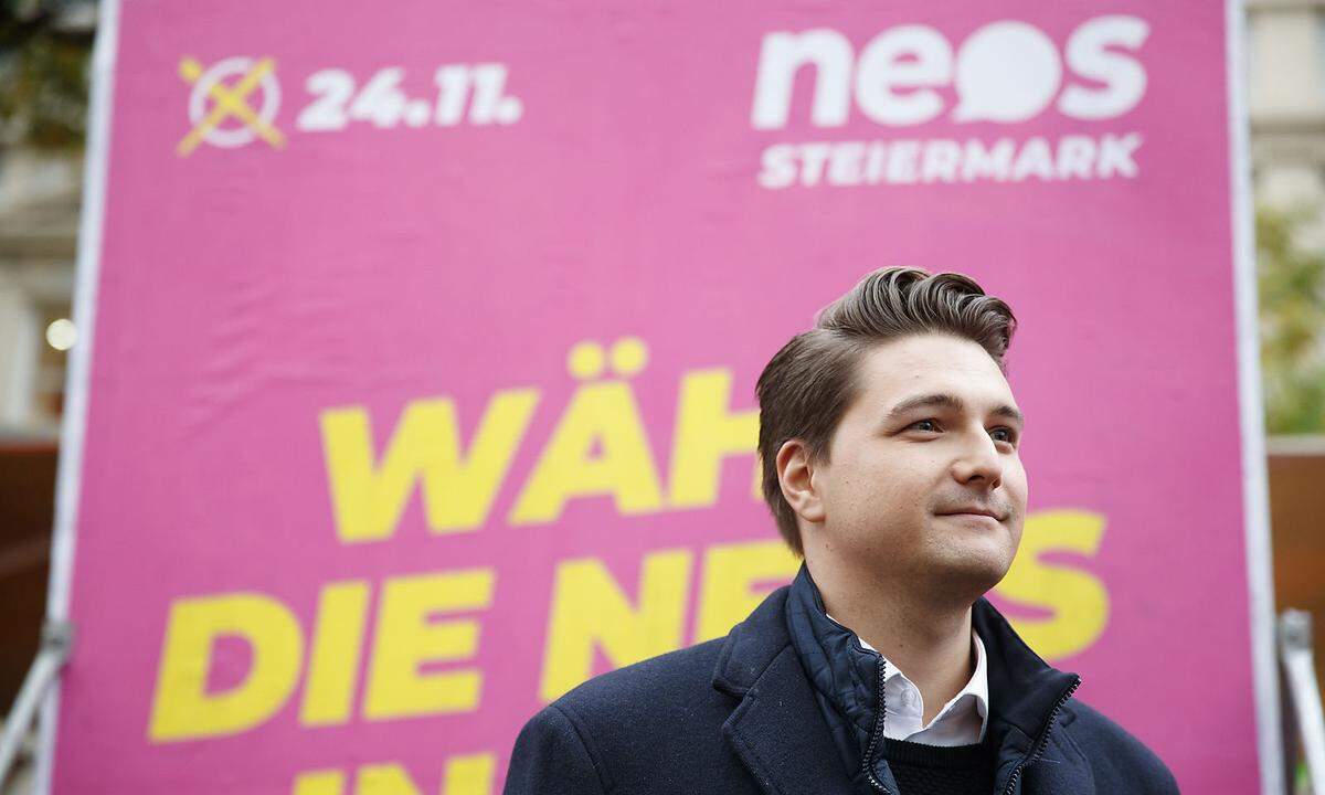 Nikolaus "Niko" Swatek ist der jüngste Spitzenkandidat bei der Steiermark-Wahl am 24. November und will mit Neos erstmals in den steirischen Landtag einziehen. Der Grazer Gemeinderat ist seit 2017 im Stadtparlament und trumpft mit seiner Jugend. Bei den Neos stieg der 28-Jährige nach der Eroberung des Gemeinderates zum Landessprecher auf, profiliert hat er sich in der Österreichischen Hochschülerschaft (ÖH). Swatek erbte die Funktion des Landessprechers von Uwe Trummer, der 2015 den Einzug in den Landtag verpasste und nun Gemeinderat in Feldbach ist. Der junge Grazer dagegen hat im zweiten Anlauf gute Chancen. Swatek wurde am 5. Jänner 1991 in Graz geboren und besuchte ein Bundesoberstufenrealgymnasium. Nach dem Grundwehrdienst begann er 2010 das Studium der technischen Physik an der Technischen Universität von Graz. Nach seinem Bachelor-Abschluss beendete er - wegen der Politik-Karriere - sein Studentendasein. Swatek arbeitete auch in einem technischen Büro als Programmierer. Politisch war er ab 2011 bei der ÖH aktiv. 2015 erreichte er als bundesweiter Spitzenkandidat der Junos-Studierenden bei den ÖH-Wahlen 11,18 Prozent der Stimmen. Im Februar 2017 eroberte Swatek für die Pinken den Grazer Gemeinderat, dort setzte er sich seither für sein Steckenpferd Bildung sowie Transparenz ein. So forderte er eine Transparenzdatenbank, in der die Stadt Graz die Zusammenarbeit mit externen Beratern und Agenturen offenlegt. Er sitzt außerdem im Kontrollausschuss. Für den Landtag wünscht er sich ebenfalls Transparenz - etwa bei den Parteifinanzen. Um den Neos-Landessprecher selber gab es bisher noch keinen Wirbel. Geht es nach seiner Partei-Chefin in Wien, Beate Meinl-Reisinger, hat er zumindest eine ähnliche Frisur wie ein anderer Steirer, der schon häufiger aufgefallen ist: "Du schaust aus wie der Andreas Gabalier", meinte sie über Swatek beim Wahlkampfauftakt Anfang November.