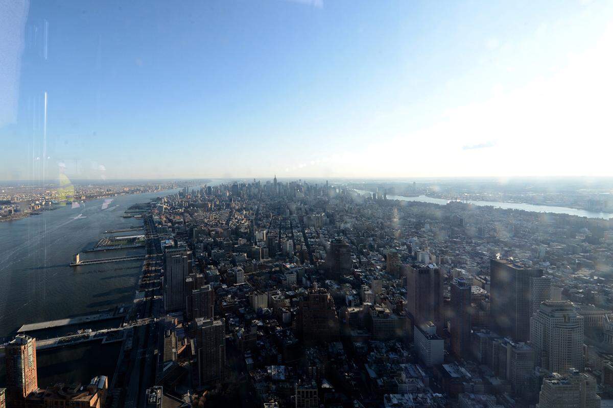 Der Milliardenturm wächst seit 2006 auf einem 60 Meter tiefen Fundament in den Himmel über New York. Das ganze Projekt soll knapp vier Milliarden Dollar (3,08 Milliarden Euro) kosten. Im Bild: Der Ausblick von oben