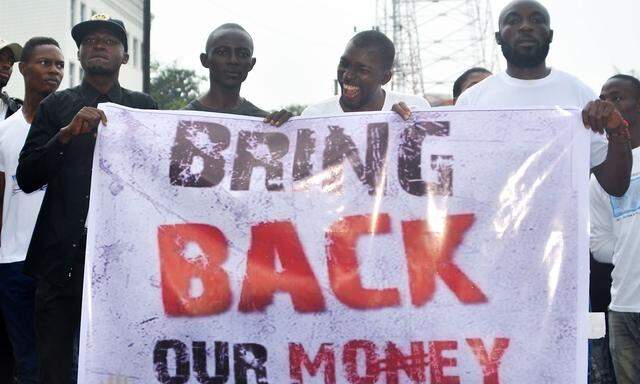 Viele Menschen forderten in der Hauptstadt Monrovia die Behörden zum Handeln auf.