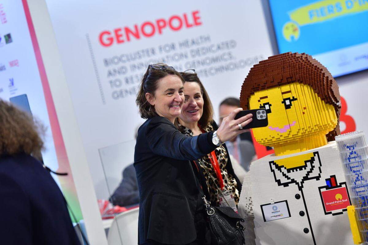Ohne Smartphone und Humor geht hier gar nichts. Selfie zweier Besucherinnen mit einer großen Legofigur.