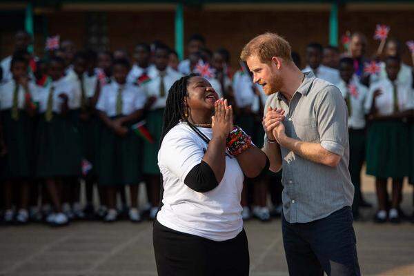 Auf seiner zehntägigen Afrika-Reise hat der britische Prinz Harry ein Bildungsprojekt für Mädchen in Malawi besucht.