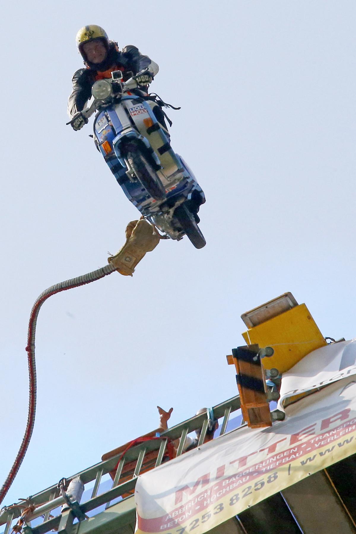 Stuntfahrer Günter Schachermayr hat am Donnerstag mit seiner Vespa einen Bungee-Sprung von der Kärntner Jauntalbrücke absolviert.