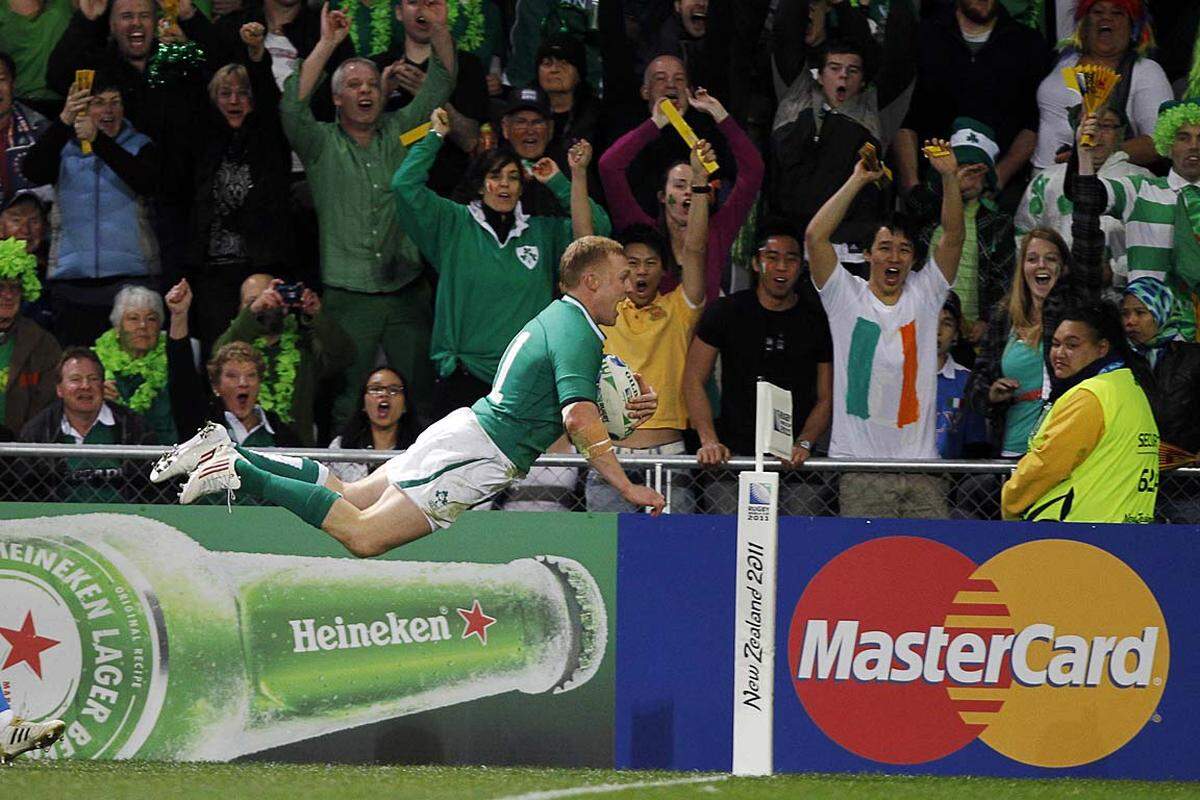 Dunedin, Neuseeland. Der Ire Keith Earls holt beim Rugby-Match gegen Italien einen Punkt.