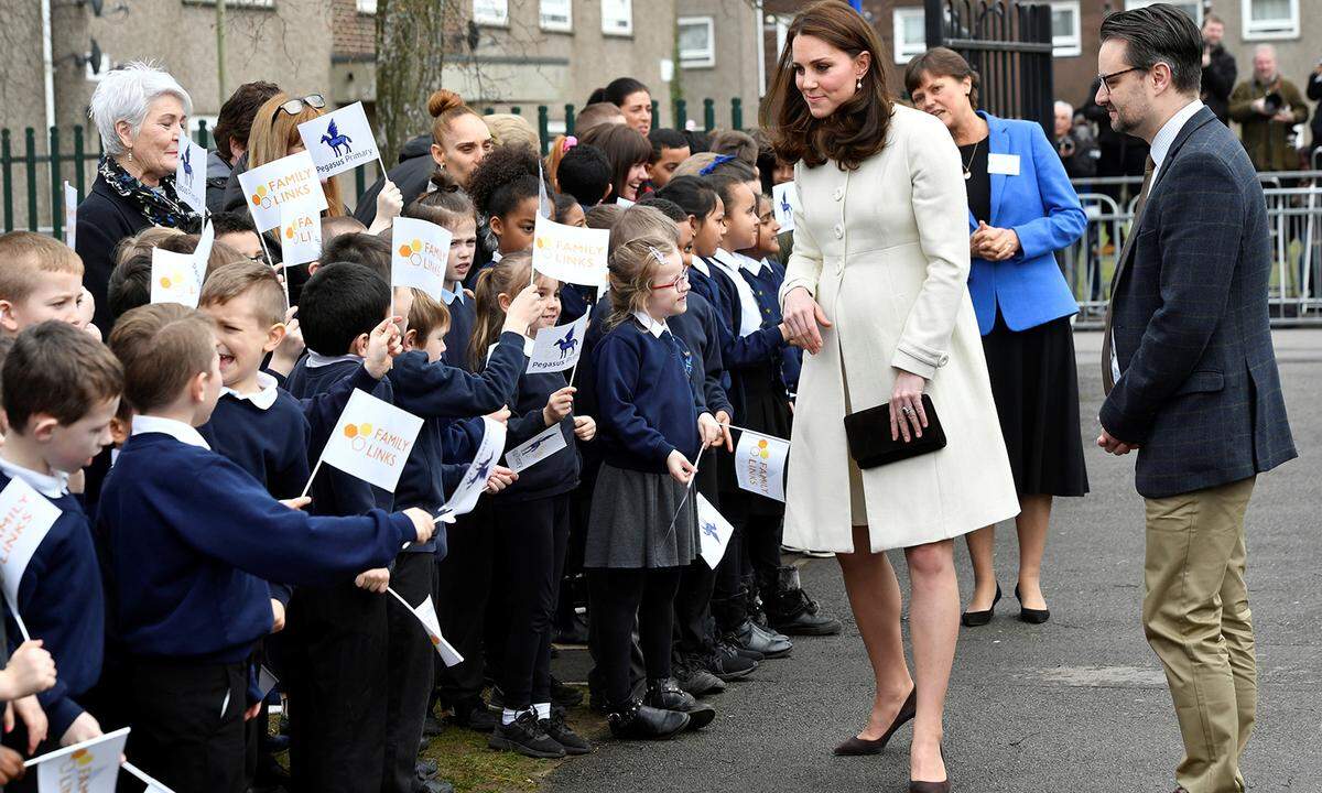 Bei offiziellen Terminen trägt Herzogin Catherine hautfarbene Strumpfhosen - egal ob Sommer oder Winter. Es schicke sich nicht "nackte" Beine zu zeigen. Diese Regel gilt im Übrigen auch für die Gäste royaler Veranstaltungen.