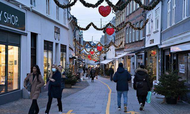 Die weihnachtlich dekorierte Innenstadt von Aalborg.