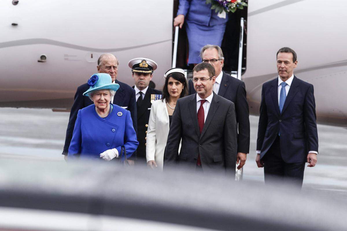 Die Monarchin selbst reiste in Königsblau an - mit türkisfarbenem Hut samt dunkelblauer Blüte