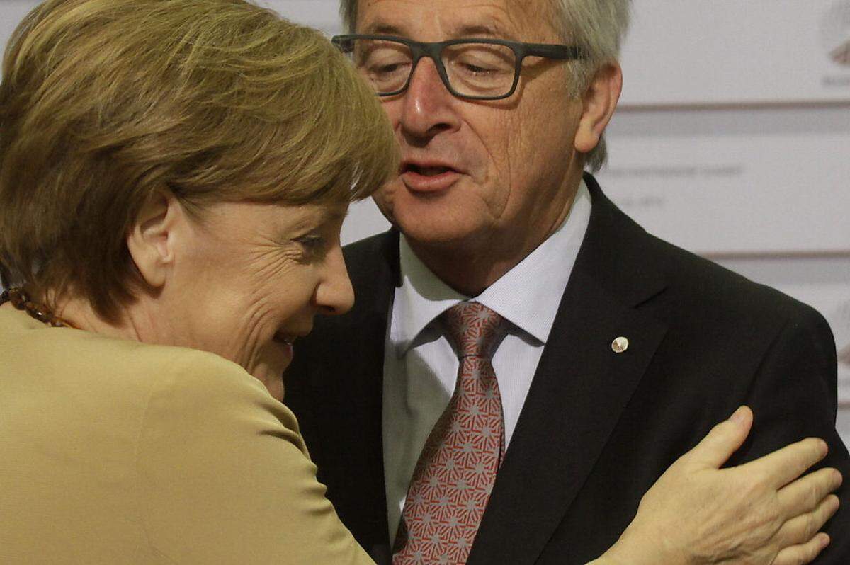 Manchen Gipfelteilnehmer, wie der deutschen Kanzlerin Angela Merkel, waren Junckers unorthodoxe Begrüßungsmethoden dann doch etwas zu viel ...