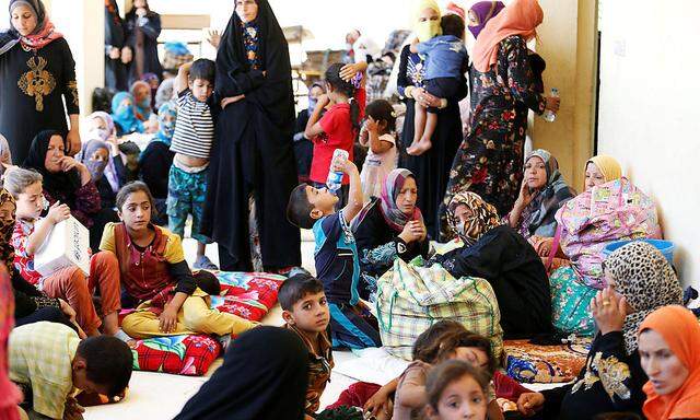Frauen und Kinder, die aus Falluja fliehen konnten.