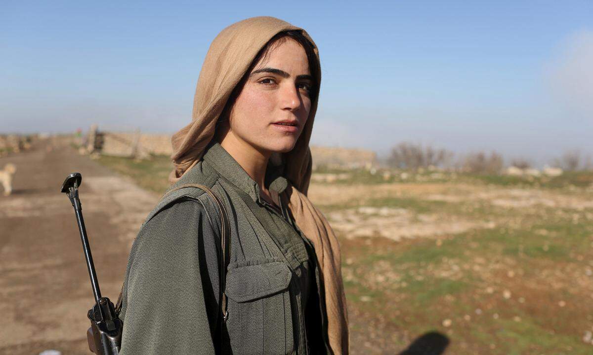 13. März 2015. Die Kämpferinnen der kurdischen Einheiten kämpften als Verbündete der USA gegen die islamistischen Milizen - hier ein Bild aus dem Sinjar-Gebiet.