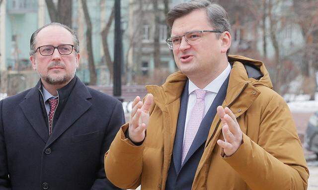 Archivbild von Schallenbergs Besuch in Kiew bei Außenminister Kuleba (re.) im Februar 2022 kurz vor Kriegsbeginn.