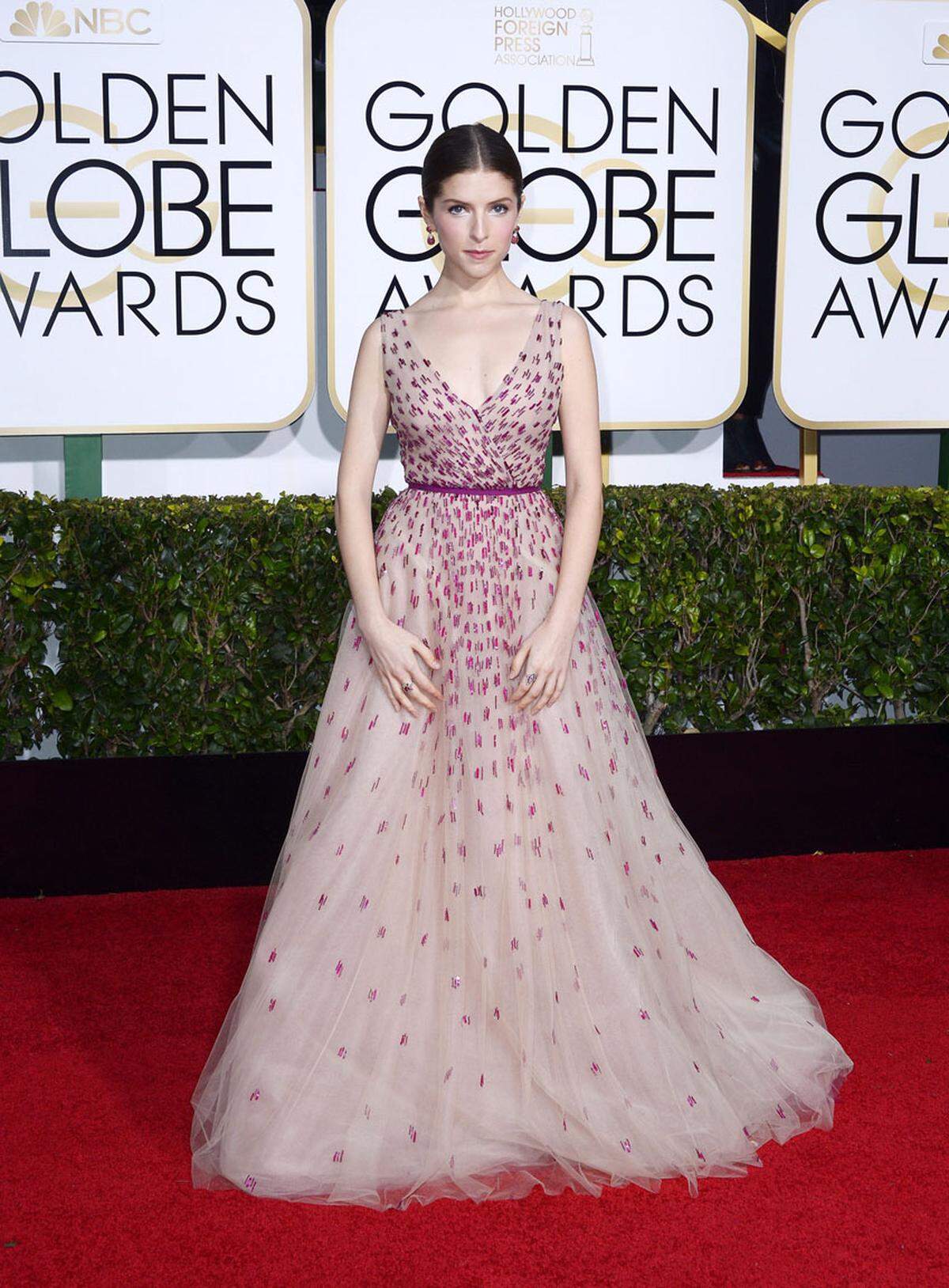 In einem weiten Ballkleid von Monique Lhuillier kam Anna Kendrick.