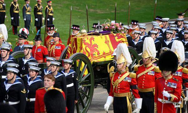 Der Sarg wird nun durch den Wellington Arch getragen, dort wird er dann in einen Leichenwagen umgeladen.