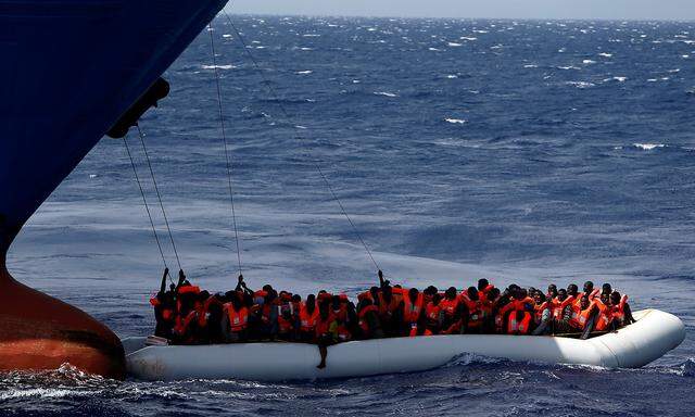 Migranten in einem Schlauchboot kurz vor ihrer Rettung.