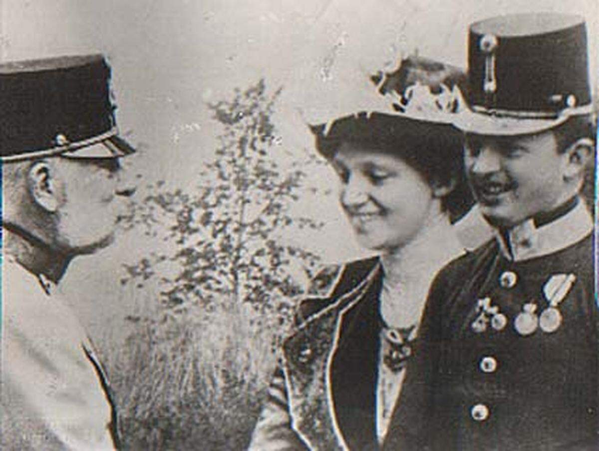 Die 1892 geborene Zita ehelichte am 21. Oktober 1911 den späteren Kaiser Karl I., den sie bereits seit Kindertagen kannte, der sie allerdings nie sonderlich beachtet hatte. Nach dem Tod von Kaiser Franz Joseph am 21. November 1916 stiegen die beiden zu Kaiserwürden auf.