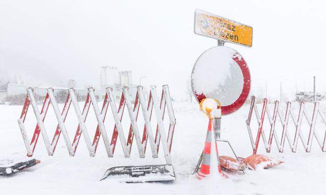 In der Steiermark kam es aufgrund starker Schneefälle zu Verkehrsbehinderungen. Die B320 Ennstal Bundesstraße wurde in Espang, Gemeinde Mitterger-Sankt Martin, wegen Lawinengefahr gesperrt.