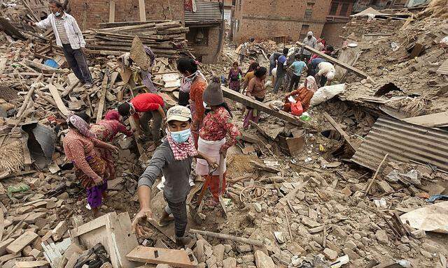 Aufräumarbeiten in Nepal 