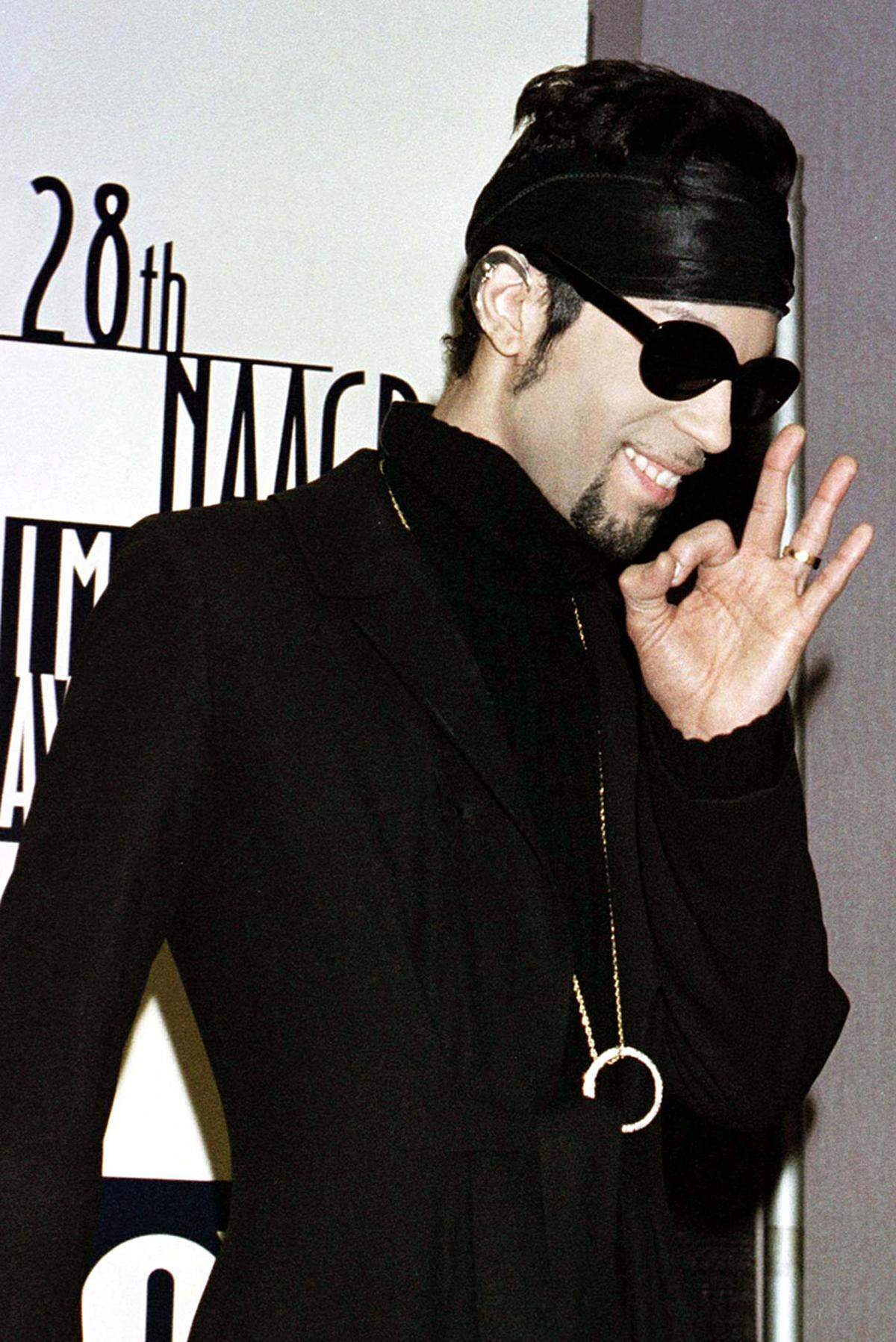 Mit seiner "Musicology"-Welttournee verdiente er 87 Millionen Dollar und damit den Titel als "Konzertkönig" des Jahres noch vor Celine Dion und Madonna. 2006 schaffte er es mit "3121" nach 17 Jahren wieder auf Platz eins der amerikanischen Hitparade.
