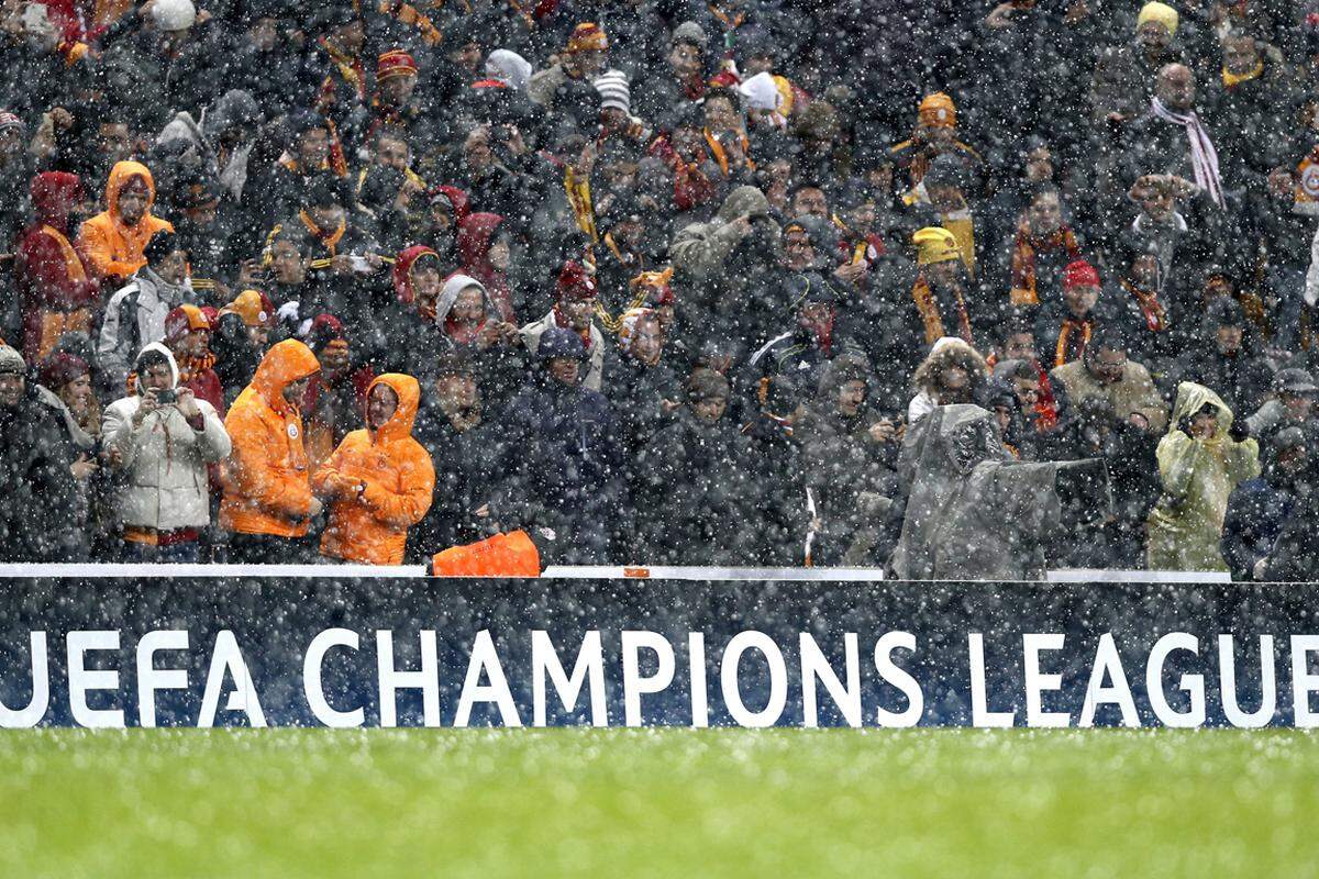 Es war der große Schlager am Dienstagabend: In Istanbul spielten Galatasaray und Juventus im direkten Duell um den Aufstieg. Doch noch ehe die Partie richtig Fahrt aufgenommen hatte, machte der Winter den beiden Mannschaften einen Strich durch die Rechnung.