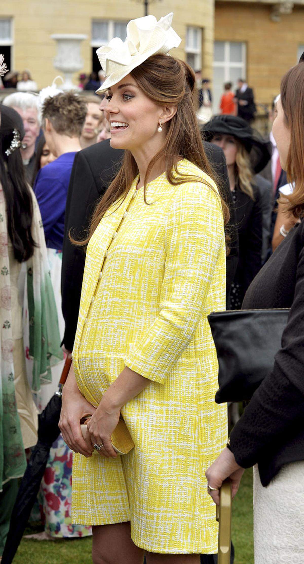 Bei der Gartenparty von Queen Elizabeth im Buckingham Palace im Ma,i strahlte die schwangere Herzogin in einem gelben Mantel von Emilia Wickstead.
