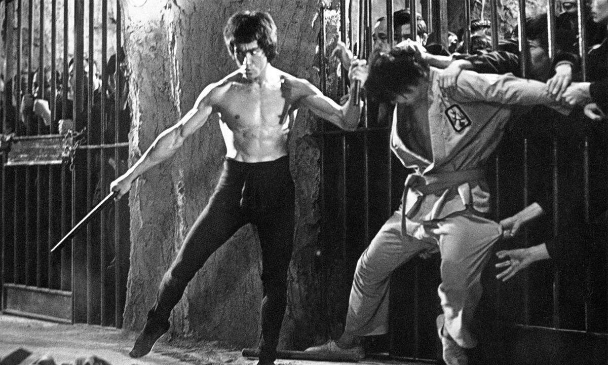 Mit nur 32 starb die Ikone des Martial-Arts-Films Bruce Lee 1973. Die Dreharbeiten zu "Der Mann mit der Todeskralle" waren an sich abgeschlossen, in der Nach-Produktion brach Lee nach Einnahme eines Schmerzmittels im Bad zusammen. Ob eine allergische Reaktion der Grund dafür war oder ein epileptischer Anfall, ist nicht klar.