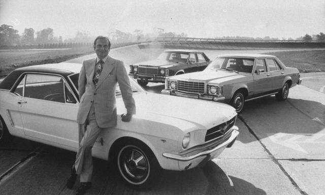 Ford-Präsident Lee Iacocca lehnt 1974 an der Säule seines steilen Aufstiegs: Den Bestseller Mustang hat er zehn Jahre zuvor durchgeboxt.