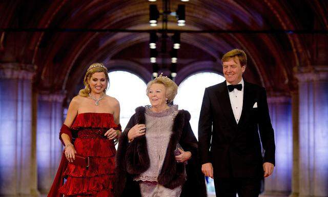 50 Jahr, ein König fürwahr: Willem-Alexander aus dem Hause Oranien-Nassau, hier mit Gattin Máxima und seiner Mutter, der früheren Königin Beatrix