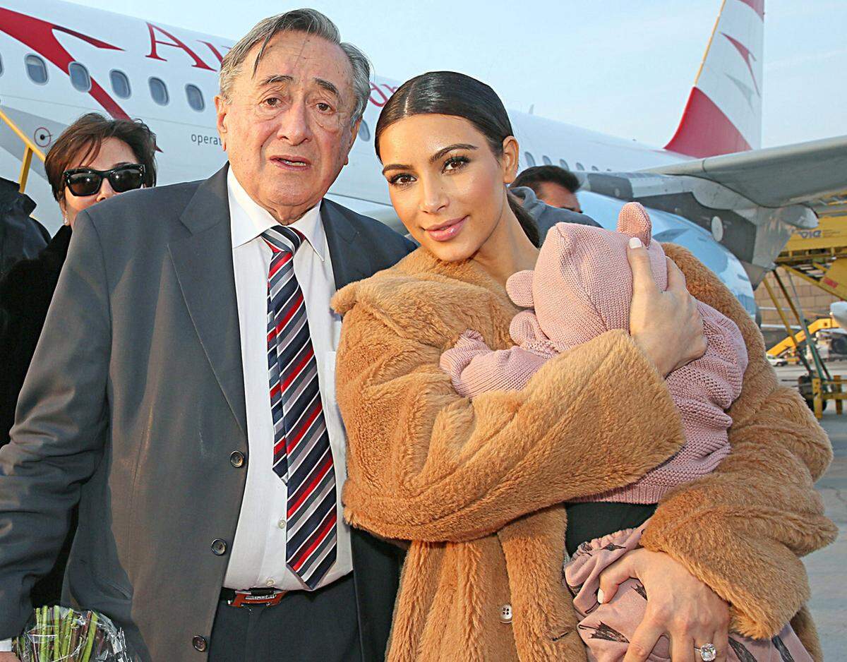 Jetlags scheinbar gewöhnt, machte sich Kardashian nach ihrer Ankunft gleich daran, eine ihrer Ankündigungen in die Tat umzusetzen. Nämlich, ein Wiener Schnitzel zu essen. Mit Mutter Kris Jenner speiste sie im Restaurant Figlmüller, Richard Lugner war nicht anwesend.