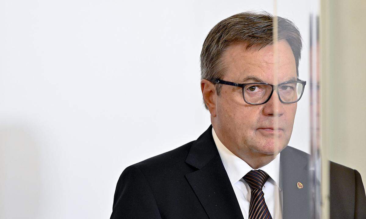  "Es tut mir leid, sehr leid." Zwar keine Entschuldigung von Tirols Landeshauptmann Günther Platter (ÖVP) für die Corona-Vorkommnisse in Ischgl, aber Bedauern.