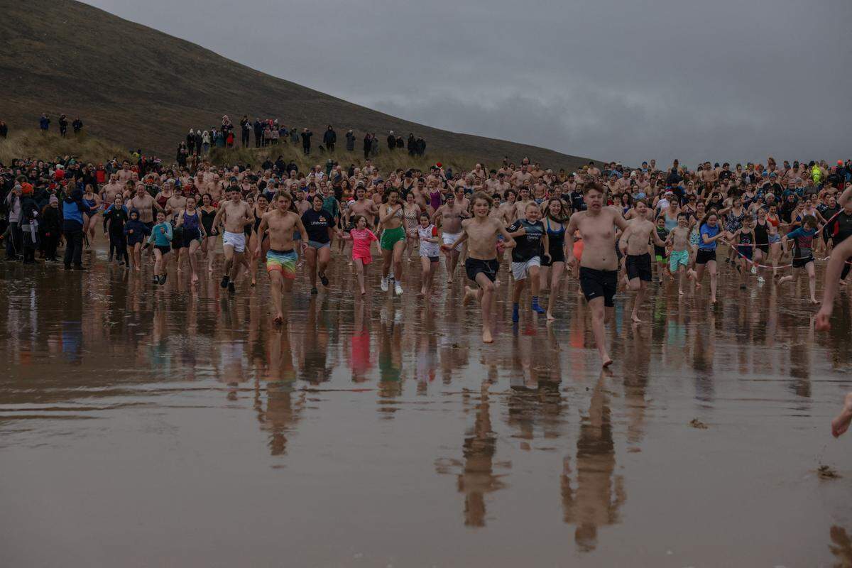 1. Jänner. Neujahresschwimmen ist auch am Dugort Silver Strand auf Achill Island in Irland Tradition.