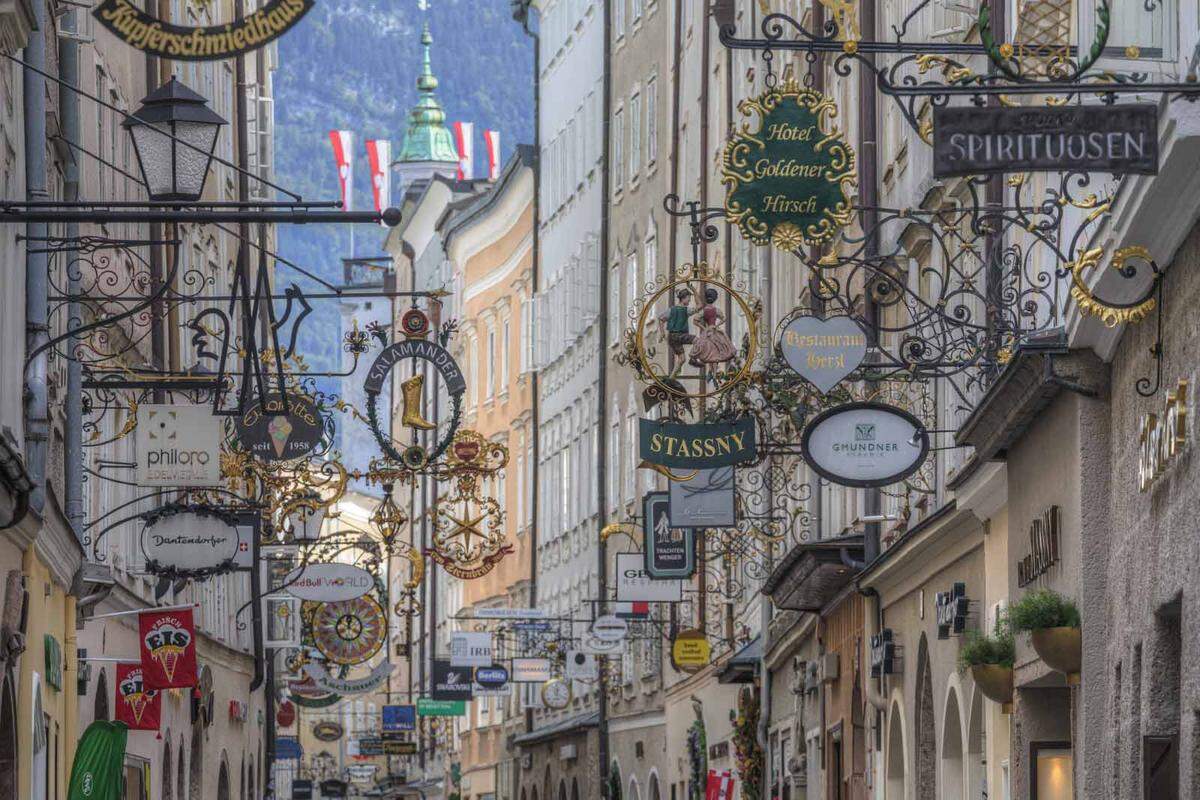 Das Davos oder das Disneyland der klassischen Musik, schwärmt die "New York Times" über Salzburg. Und hebt für dieses Jahr das 100-jährige Jubiläum der Salzburger Festspiele hervor - das nicht nur große Stars der Opern-Welt wie Anna Netrebko und Cecilia Bartoli, sondern auch einige der besten Maestros und Solisten der Welt auf die Bühne bitten wird ...