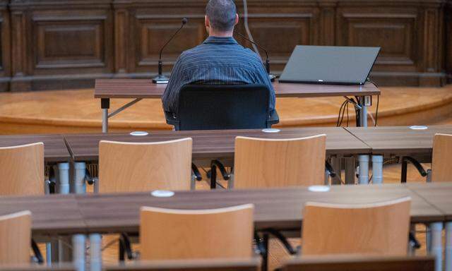 Der Waffenlieferant vor Prozessbeginn im Landesgericht Wien. 
