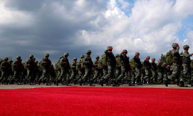 Militärparade zu Ehren Rodrigo Dutertes