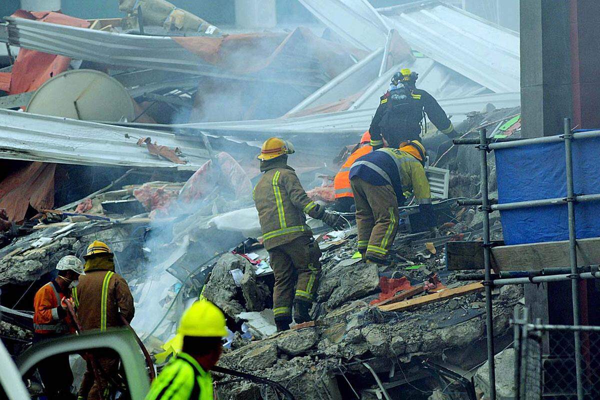 Bis zu 200 Menschen werden noch unter den Trümmern vermutet, sagt Bürgermeister Bob Parker.