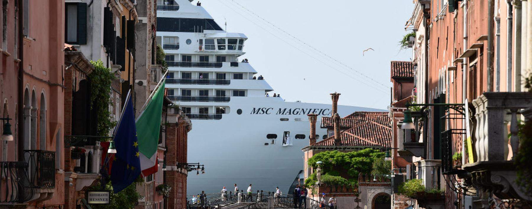 
Nicht erwünscht: Kreuzfahrtschiffe wie die hier abgebildete MS Magnifica müssen heute außerhalb am Industriehafen Venedigs anlegen.