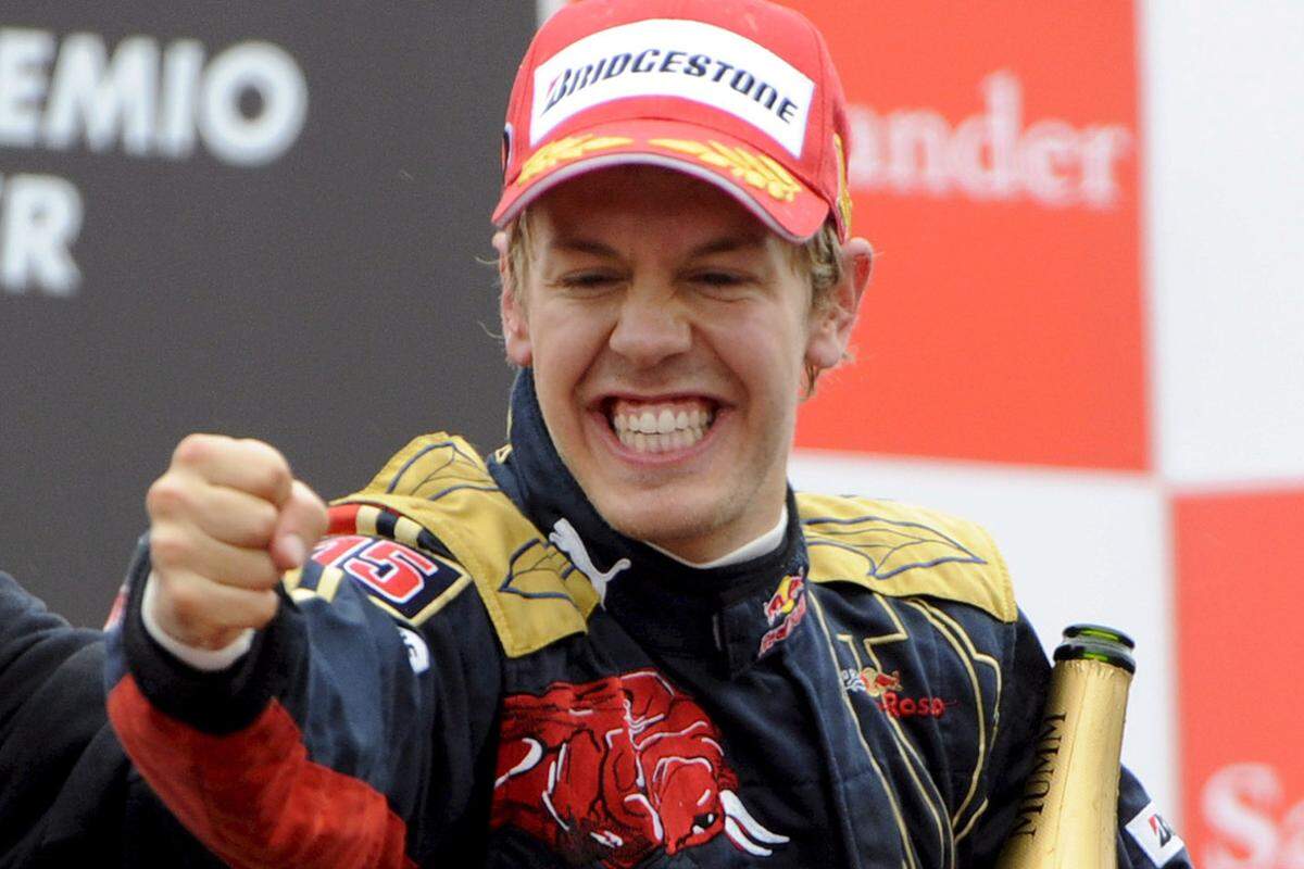 Und dort folgte die Riesensensation: Vettel holte sich zuerst die Pole Position - als jüngster Fahrer aller bisheriger Zeiten und gewann dann bei strömendem Regen sogar das Rennen. Natürlich - erraten! - in einem Rekordalter. 21 Jahre und 73 Tage war Vettel bei seinem Triumph alt.