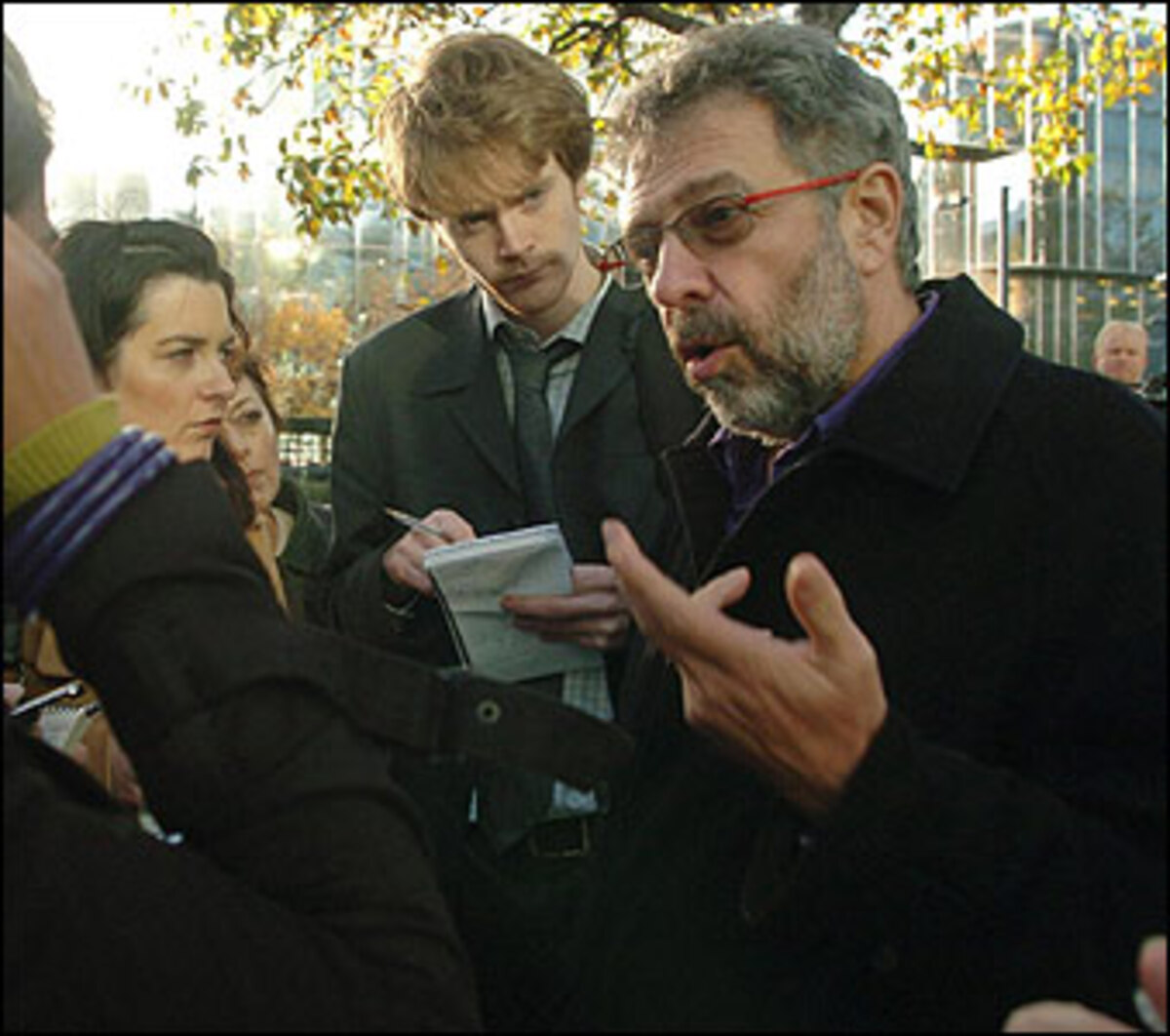 Litwinenkos Vertrauter Alex Goldfarb spricht von einer ernsthaften Verschlechterung des Gesundheitszustandes Litwinenkos nach plötzlichem Blutdruckabfall und einem möglichen Herzstillstand. 23. November: Der Chef der Intensivmedizin an der Uniklinik nennt Litwinenkos Zustand lebensbedrohlich. Die Ärzte rätseln weiter über die Ursachen der Erkrankung, glauben aber nicht mehr an eine Thallium-Vergiftung. Litwinenko stirbt um 21.21 Uhr Ortszeit (22.21 Uhr MEZ).