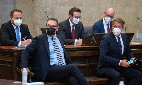 Die Angeklagten: der frühere FPÖ-Chef Heinz-Christian Strache und Immobilienunternehmer Siegfried Stieglitz am Freitag im Gerichtssaal.