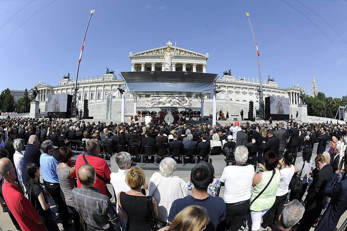 Der SPÖ-Politikerin wurde am Samstagvormittag unter großer Anteilnahme der Bevölkerung bei einem Staatsakt vor dem Parlament die letzte Ehre erwiesen.
