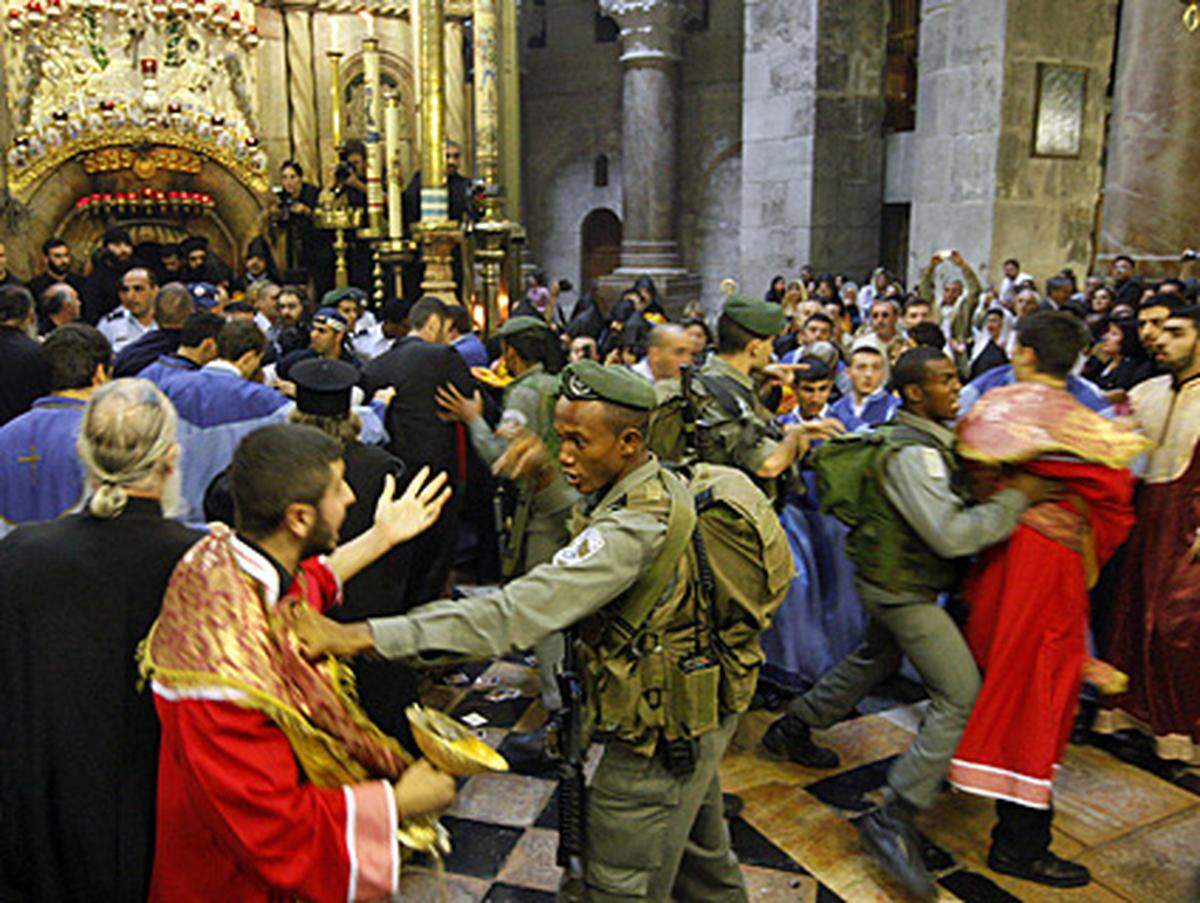 Gemäß den Regeln des sogenannten "Status quo", der die Besitzverhältnisse der christlichen Konfessionen in der Grabeskirche regelt, sollte sich weder ein Orthodoxer noch ein Katholik im Jesus-Grab aufhalten, wenn der armenische Bischof dorthin kommt. Der "Status quo", ein Ergebnis osmanischer Diplomatie, regelt bis in die kleinsten liturgischen Details die Rechte der einzelnen Konfessionen in dem Gotteshaus.