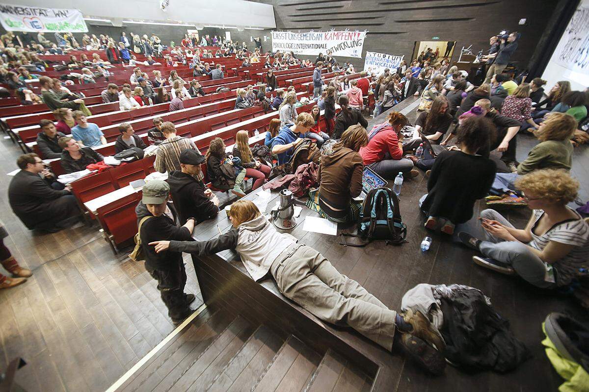 Am Abend befanden sich bis zu 500 Personen im Hörsaal. Der Protest sei der einzige Ausweg für Studierende, sich Gehör zu verschaffen, rechtfertigte die ÖH die Besetzung. Der Protest lief unter dem Motto: "Gekommen um zu bleiben".