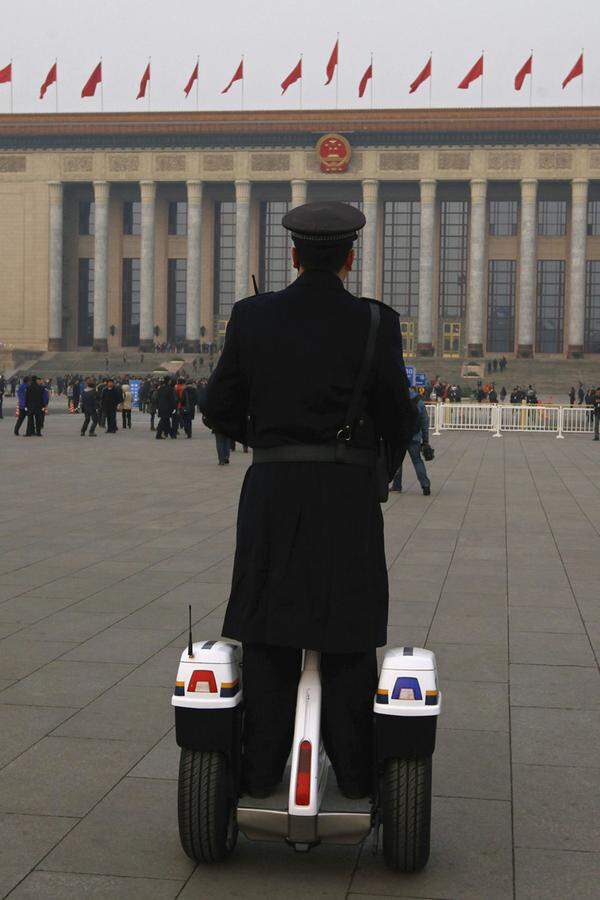 ...der durfte am Tiananmenplatz patrouillieren, so wie dieser Polizeioffizier.
