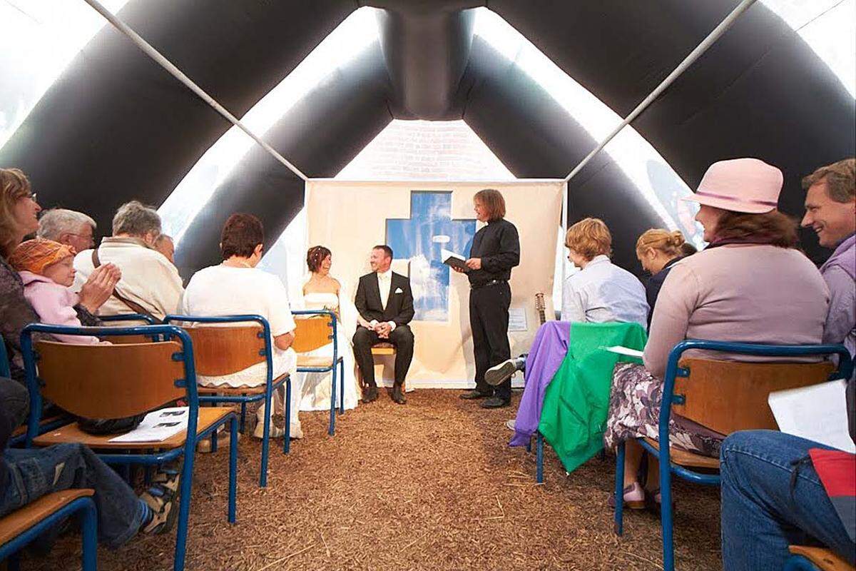 Bisheriger Höhepunkt in der aufblasbaren Kirche war eine Hochzeit im Sommer 2010: Am 18. Juni haben sich die zwei "ewigkite"-Mitarbeiter Eva-Maria und Manuel Schmidt beim Drachenfest auf der dänischen Insel Fanø das Ja-Wort gegeben.