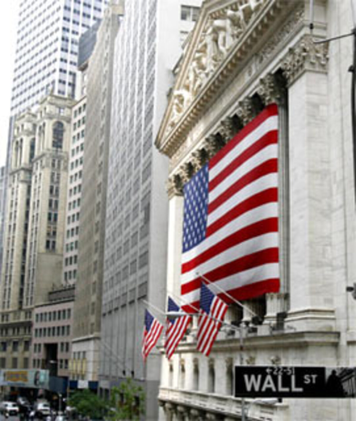 Brennende Frage heute: Kann sich so etwas wiederholen? Die meisten Experten schließen das aus."Ich glaube nicht, dass der Markt noch einmal in einem Tag um 22,6 Prozent fallen kann", zitiert "Spiegel Online" Byron Wien, Chefstratege der Investmentfirma Pequot. "Es gibt heute zu viel Liquidität und zu viele Käufer für eine solche Kettenreaktion".Auch gibt es seit dem "Schwarzen Montag" an der New Yorker Börse Sicherheitssperren. Fallen die Indizes um einen bestimmten Betrag, wird der Handel automatisch für eine gewisse Zeit ausgesetzt.