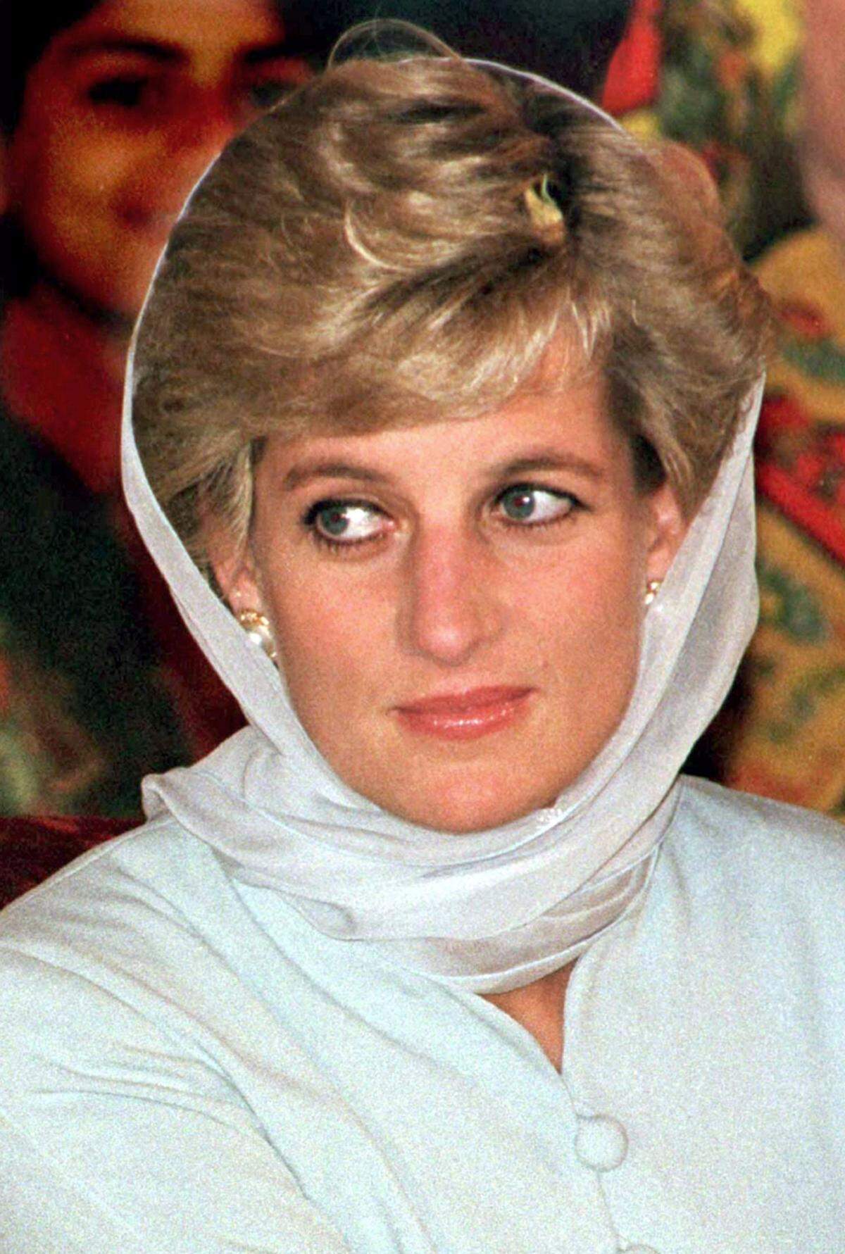 Möglicherweise wird es bei der Auktion auch zu einigen Rekordsummen kommen, immerhin gilt Prinzessin Diana noch heute als Stilikone. Das weiß auch Herzogin Kate, die sich manchmal von den Looks ihrer verstorbenen Schwiegermutter inspirieren lässt. Beim Besuch einer Moschee in Pakistan trug Prinzessin Diana 1992 etwa ein blassblaues Kleid und Schleier.