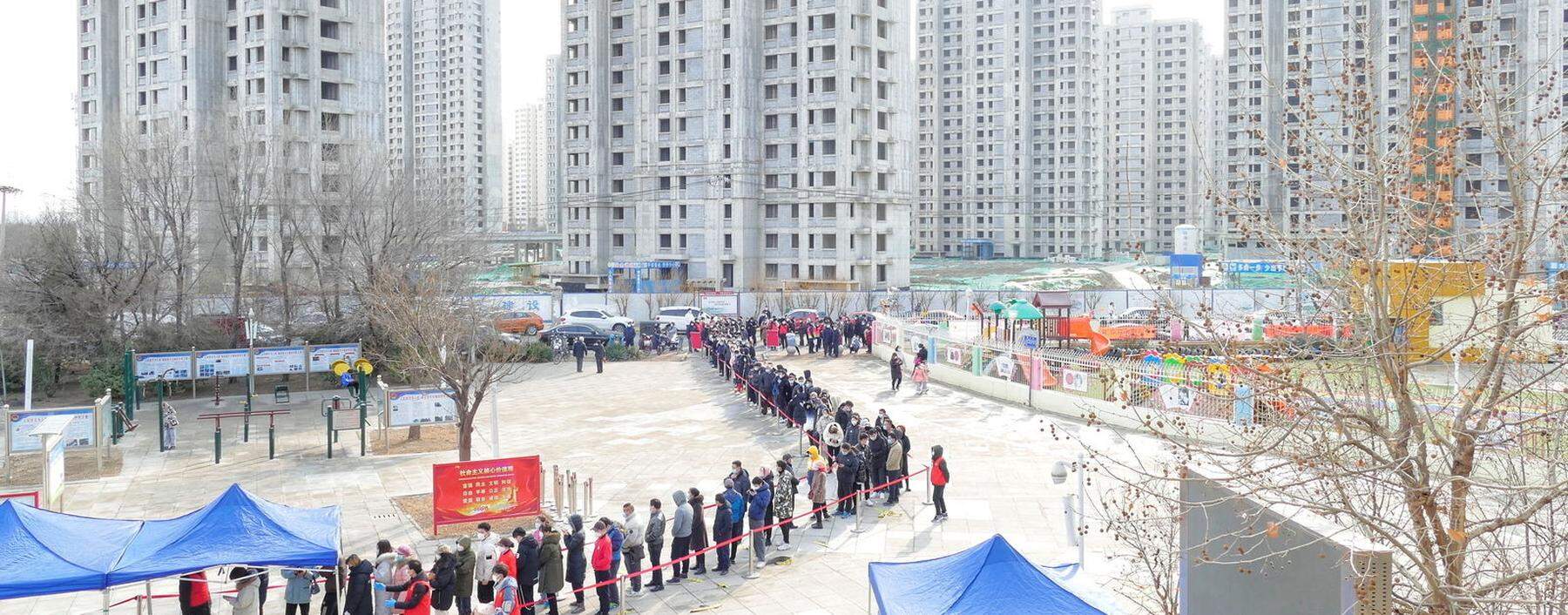 Anstellen zum Coronatest in Tianjin. In der chinesischen Stadt ist die Omikron-Variante aufgetaucht.
