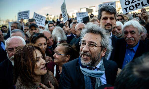 Erdogan hatte damit gedroht, die Pressekonferenz platzen zu lassen, sollte Dündar dort erscheinen. Der türkische Journalist verzichtete daraufhin auf seine Teilnahme. Dündar war Chefredakteur der "Cumhuriyet", ehe er wegen einer Haftstrafe nach Deutschland floh.